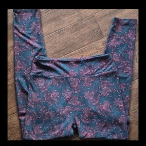 Rare Gorgeous Goldfish LulaRoe Leggings. OS And another Pink pair for free